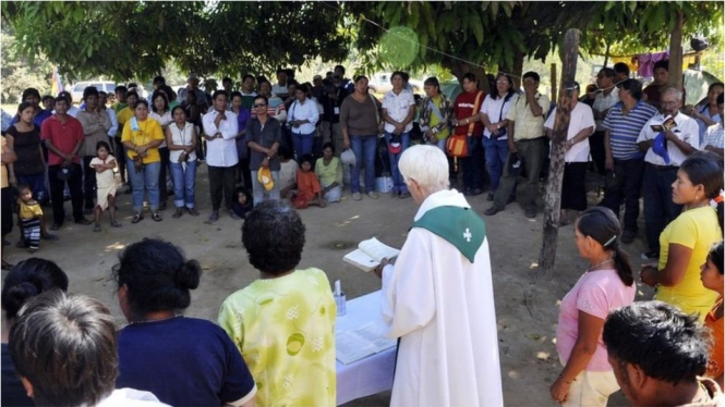 Vatikan menyebut umat Katolik di Amazon menghadapi kendala pastoral.-AFP