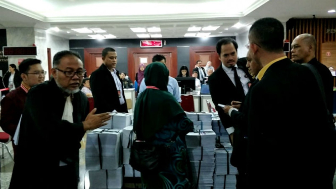 Bambang Widjojanto pergoki tim hukum KPU yang foto barang bukti kubu Prabowo.