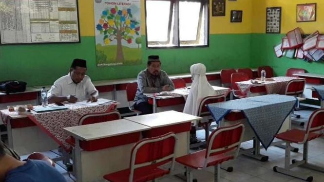  Calon siswa menghafal Alquran saat seleksi di SDN Margahayu V Bekasi Timur