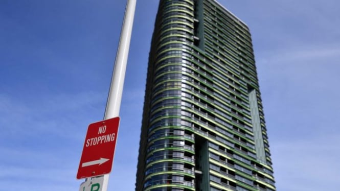 Penghuni apartemen Opal Tower di Sydney Olympic Park terpaksa dievakuasi setelah munculnya retakan panel beton di gedung itu.