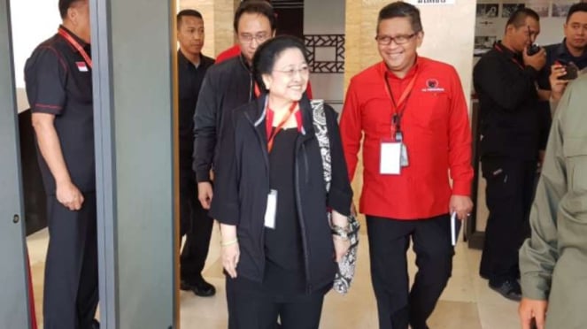 La presidenta general del PDIP, Megawati Soekarnaputri, con el secretario general del PDIP, Hasto Cristianto.