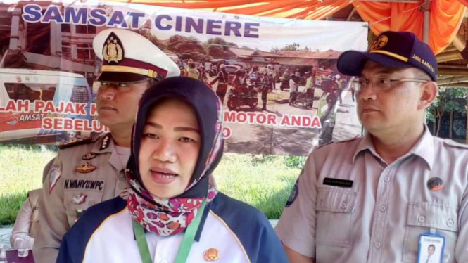Kepala Seksi Penerimaan Penagihan Samsat Cinere, Rina Parlina, saat ditemui di lokasi razia pajak kendaraan di Jalan Raya Sawangan, Depok, Jawa Barat, Rabu, 19 Juni 2019.