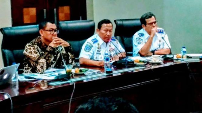 Dirjen Perhubungan Darat Budi Setiyadi (tengah).