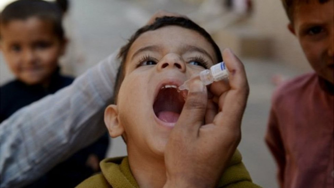 Pemerintah Pakistan mengatakan sekitar 500.000 anak di bawah usia lima tahun belum mendapatkan vaksin polio. - BBC