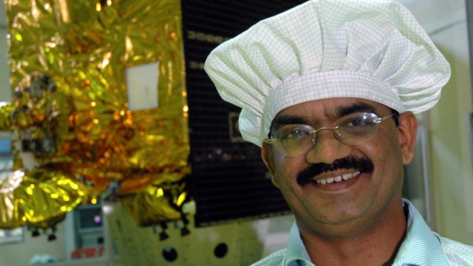 Dr. Mylswamy Annadurai di depan satelit satelit Chandrayaan-1.- Pallava Bagla/Getty