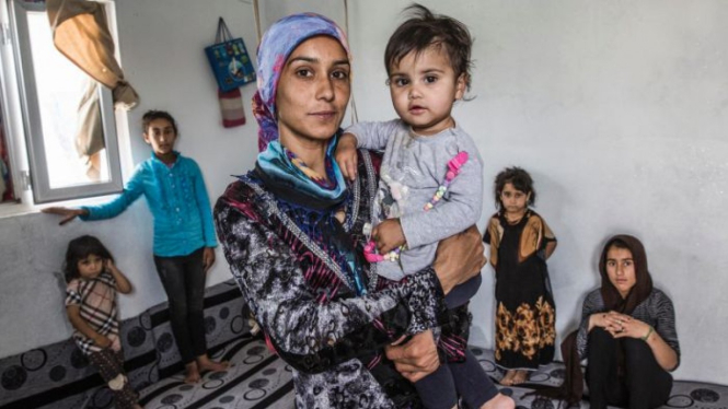 Keluarga pengungsi asal Suriah ini kini tinggal di tenda pengungsi di Irak utara. Ayah mereka meninggal dua tahun lalu.