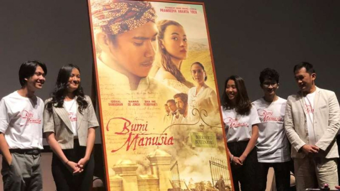 Para pemain film Bumi Manusia .