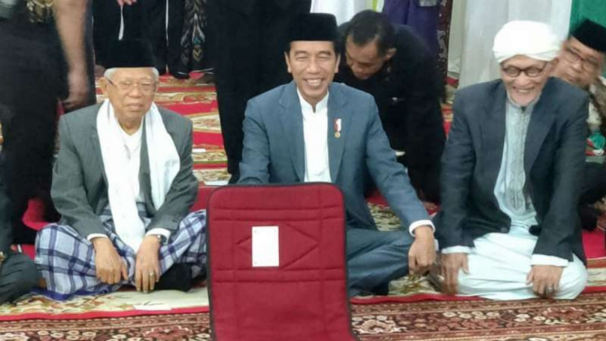 Presiden Joko Widodo menghadiri akad nikah putri Rais Aam NU di Surabaya.