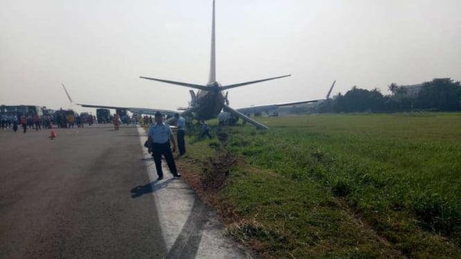Pesawat Malindo Air tergelincir hingga keluar landasan saat lepas landas di landasan pacu Bandara Husein Sastranegara, Bandung, Jawa Barat, Kamis, 20 Juni 2019.
