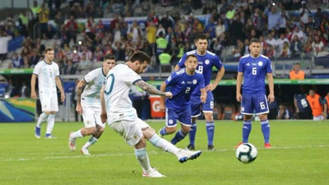 Kapten Timnas Argentina, Lionel Messi, mencetak gol ke gawang Paraguay