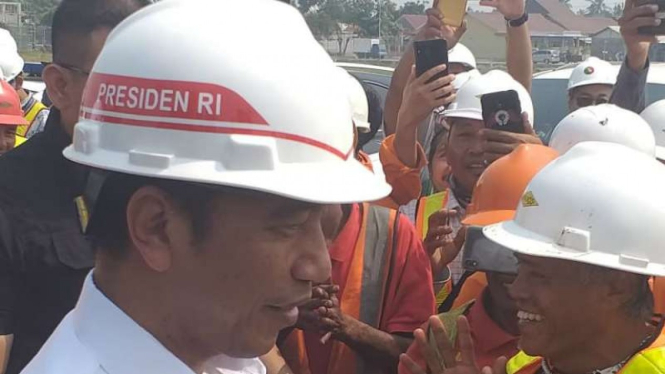 Presiden Joko Widodo meninjau pembangunan landasan pacu atau runway ketiga Bandara Soekarno-Hatta di Tangerang, Banten, Jumat, 21 Juni 2019.