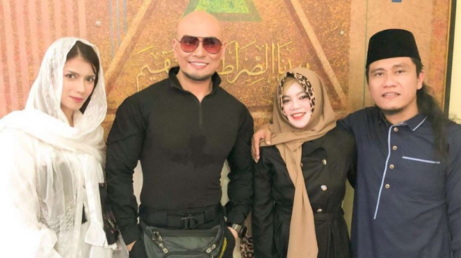 Deddy Corbuzier bersama Sabrina Charunnisa dan Gus Miftah