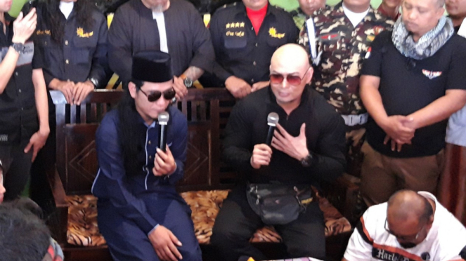 Deddy Corbuzier dan Gus Miftah.