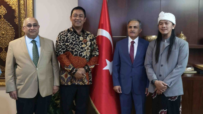 Hendrar Prihadi bertemu dengan cucu Syekh Abdul Qadir Jailani di Turki.