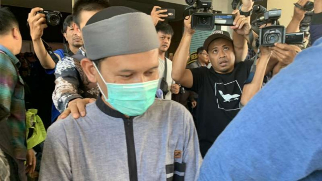 Rahmat Baequni alias Ustaz Baequni, tersangka penyebaran kabar bohong atau hoax tentang petugas pemilu mati akibat diracun, di Markas Polda Jawa Barat, Bandung, Jumat, 21 Juni 2019.