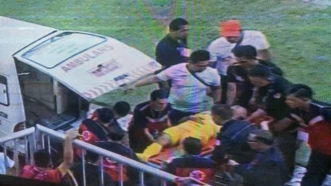 Kapten Bhayangkara FC, Indra Kahfi saat dimasukkan ke ambulans.