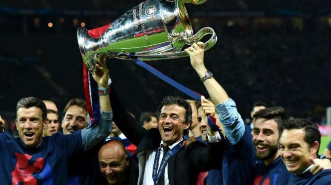 Luis Enrique (tengah) saat mengantar Barcelona juara Liga Champions 2014/2015