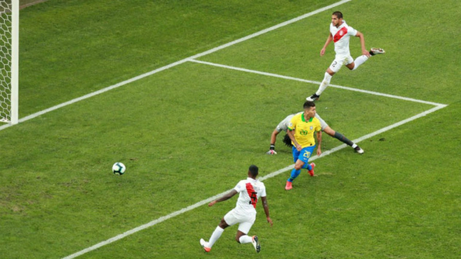 Striker Brasil, Roberto Firmino (kuning), saat jebol gawang Peru