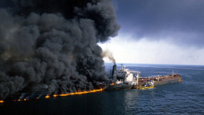 Kapal tanker terbakar di Selat Hormuz selama Perang Iran-Irak Desember 1987.-Getty Images