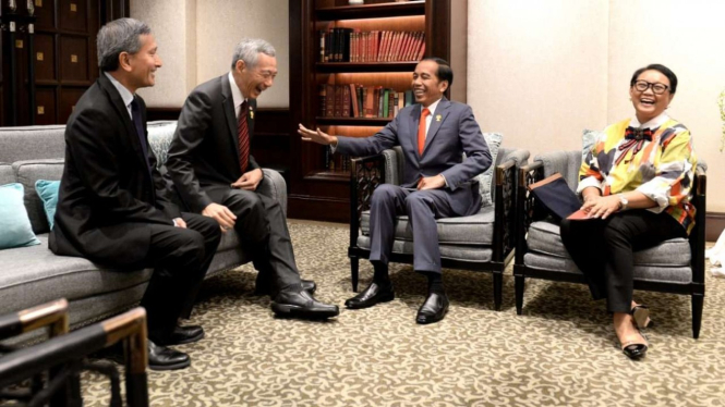 Presiden Joko WIdodo dan PM Singapura, Lee Hsien Loong, tertawa saat bertemu di sela-sela KTT ASEAN di Bangkok, Thailand.