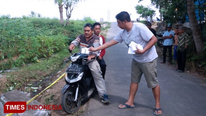 Polisi saat melakukan pemeriksaan di lokasi kejadian. (Foto: Erwin Wahyudi/TIMES Indonesia)