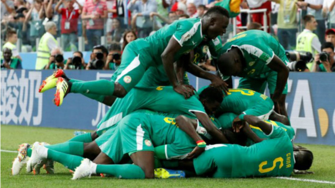 Para pemain Senegal merayakan gol