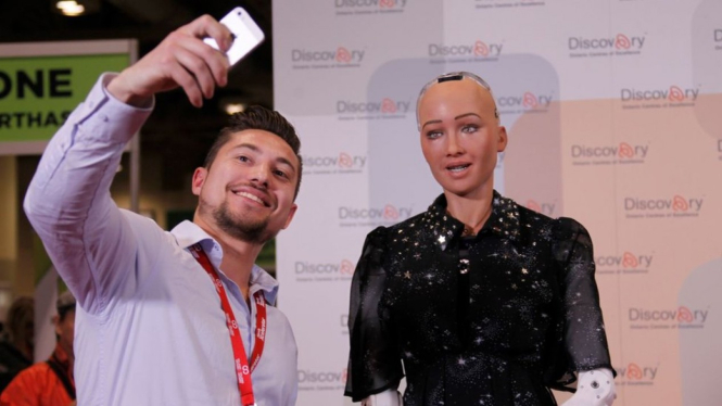 Robot mirip manusia, Sophia, ikut serta berbagai konferensi dan diberikan kewarganegaraan Arab Saudi. - Getty Images