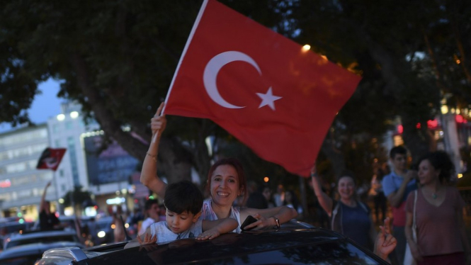 Para pendukung Partai Republik Rakyat (CHP) turun ke jalan merayakan hasil Pilkada Istanbul.-EPA