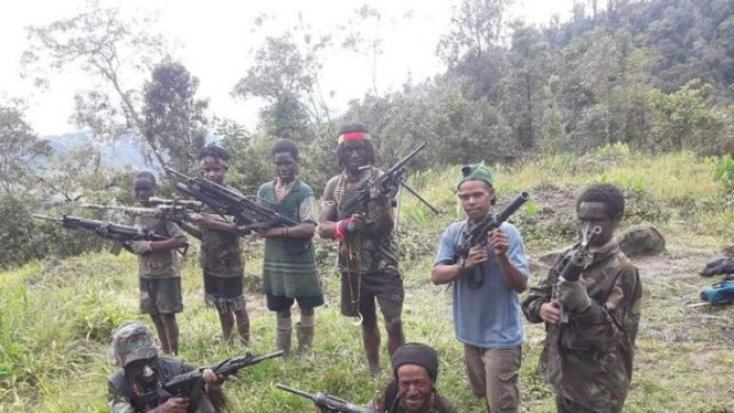 Foto yang diambil West Papua Liberation Army dari Organisasi Papua Merdeka (OPM) pada Mei 2019 di daerah Nduga di dataran tinggi Papua menunjukkan kelompok bersenjata ini terdiri atas atas pria dewasa dan anak di bawah umur.