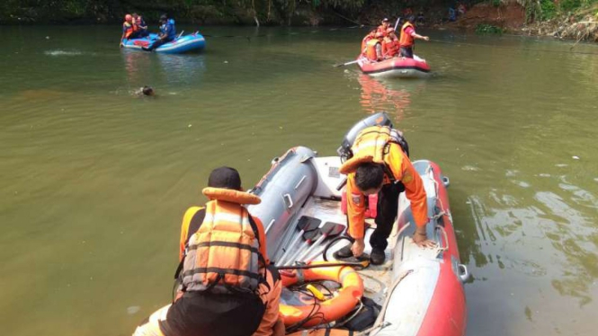 Tim SAR mencari bocah yang hilang setelah tenggelam di Kali Ciliwung, dekat Perumahan Puspa Raya, kawasan Bojonggede, Kabupaten Bogor, Jawa Barat, Senin pagi, 24 Juni 2019.