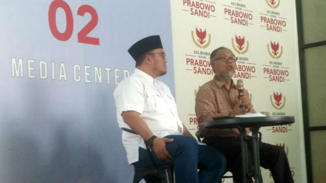 Bambang Widjojanto dan Dahnil Anzar dalam suatu diskusi di Jakarta.