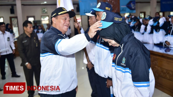 Bupati Lamongan, Fadeli mengukuhan atlet Kabutapen Lamongan yang akan bertanding di ajang Porprov Jawa Timur 2019, di Pendopo Lokatantra, Senin (24/6/2019). (FOTO: MFA Rohmatillah/TIMES Indonesia)