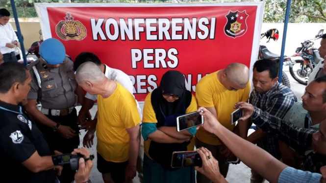 Polisi memperlihatkan para tersangka kasus kebakaran maut pabrik rumahan korek api gas atau mancis yang menewaskan 30 orang di Kabupaten Langkat, Sumatera Utara.