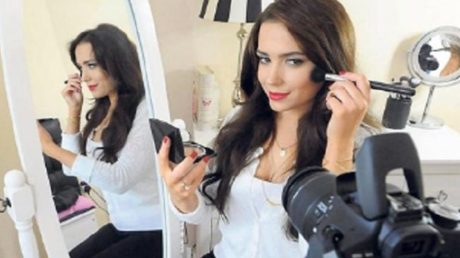 Ilustrasi beauty vlogger membagikan tutorial makeup.