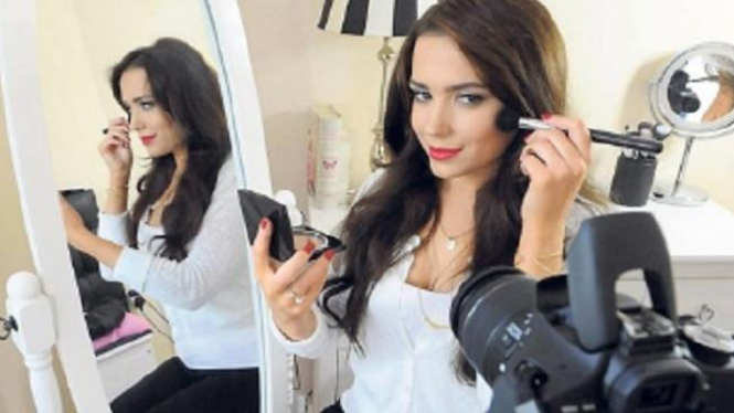 Beauty vlogger yang sering bagikan tutorial makeup.