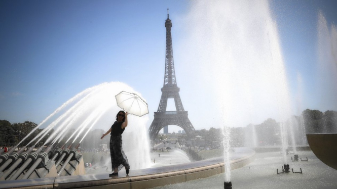 A Canadian tourist cools down in the Trocadero`s fountains in August 2018 amid another heatwave - Getty Images