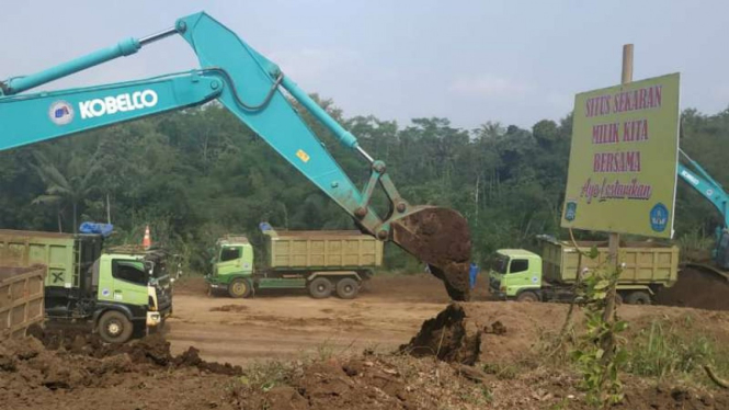 Para pekerja proyek jalan tol Malang-Pandaan bekerja di antara area Situs Sekaran di Desa Sekarpuro, Kabupaten Malang, Jawa Timur, Senin, 24 Juni 2019.