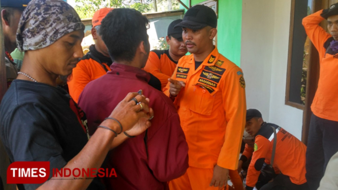 Dantim Basarnas Pos Jember, Jefry (pakai topi) saat mengumpulkan informasi sebelum melakukan pencarian (FOTO: Moh Bahri/TIMES Indonesia)