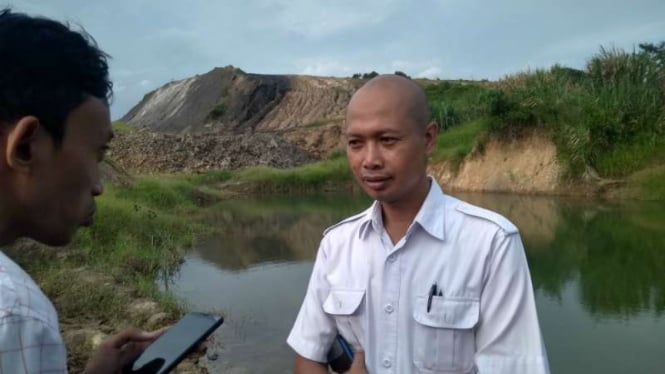 Deni Wibawa, Koordinator Inspektur Tambang Dinas ESDM Kalimantan Timur, saat meninjau lokasi bekas tambang batubara di Samarinda, Senin, 24 Juni 2019.