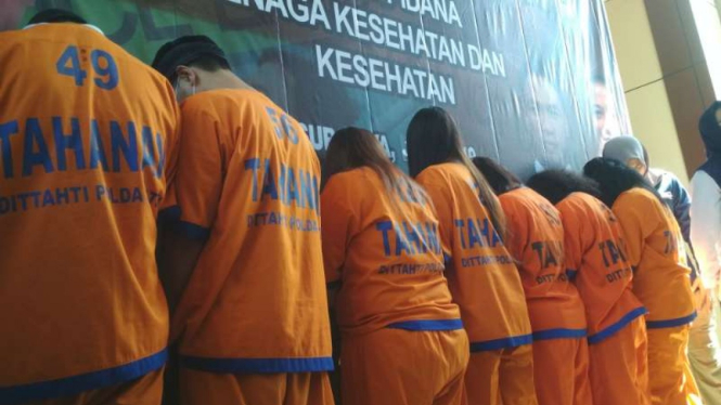 Polisi memperlihatkan para tersangka praktik aborsi ilegal di Markas Polda Jawa Timur, Surabaya, pada Selasa, 25 Juni 2019.