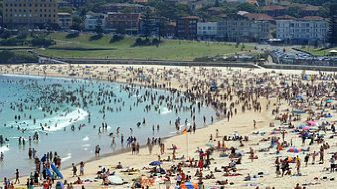 Thousands flock to Bondi Beach as the mercury hit 33 degrees in Sydney on January 22, 2010. Temperatures are expected to reach 39 degrees in the city and 43 degrees out west over the weekend.