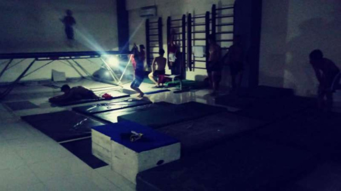 Atlet berlatih di kegelapan di Jakabaring Sports City.