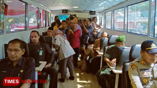 Ketua KPK dan jajaran Forkopimda Ngawi mencoba aplikasi di bus anti korupsi. (FOTO: Ardian Febri TH/TIMESIndonesia)