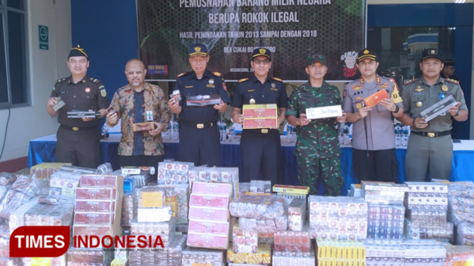 Prosesi pemusnahan rokok ilegal di Kantor Pengawasan Pelayanan Bea Cukai Tipe Madya Pabean C Bojonegoro, Selasa (25/6/2019). (Foto: Yudi Handoyo/ TIMES Indonesia).