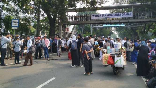 Massa PA 212 berkumpul di Bundaran Patung Kuda.