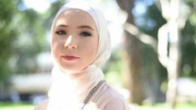 Wanita berjilbab juga bisa punya rambut indah.