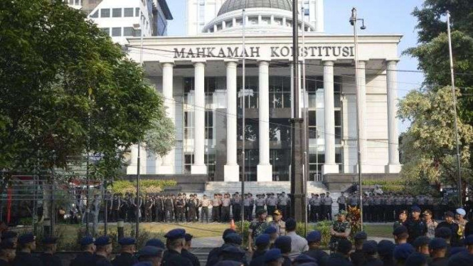 Polisi berjaga-jaga di dekat Gedung Mahkamah Konstitusi Jakarta, Rabu 26 Juni 2019.