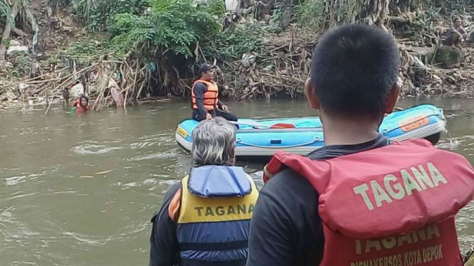 Tim gabungan mencari dua bocah tenggelam di Kali Ciliwung, Depok.