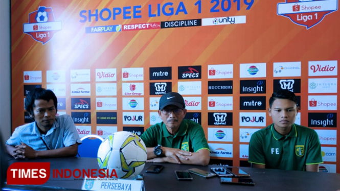 Pelatih Persebaya, Djadjang Nurdjaman saat melakukan konferensi pers di Aula Kantor Pojur Pamekasan. (FOTO: Akhmad Syafi"i/TIMES Indonesia)