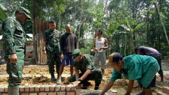 Prajurit TNI AD membangun posko media di Batanghari, Jambi
